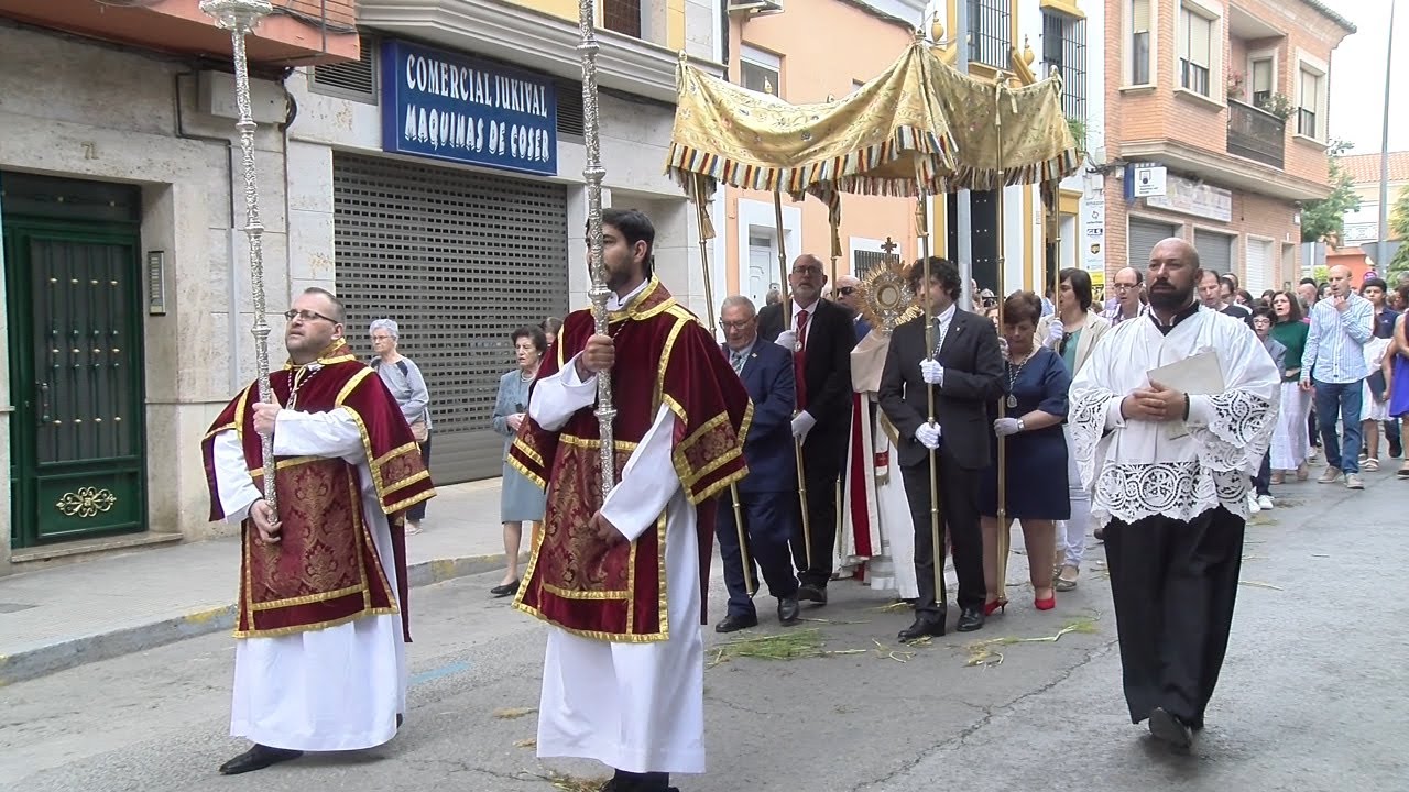 La Parroquia del Cristo de la Misericordia porta la Sagrada Custodia en procesión en Valdepeñas
