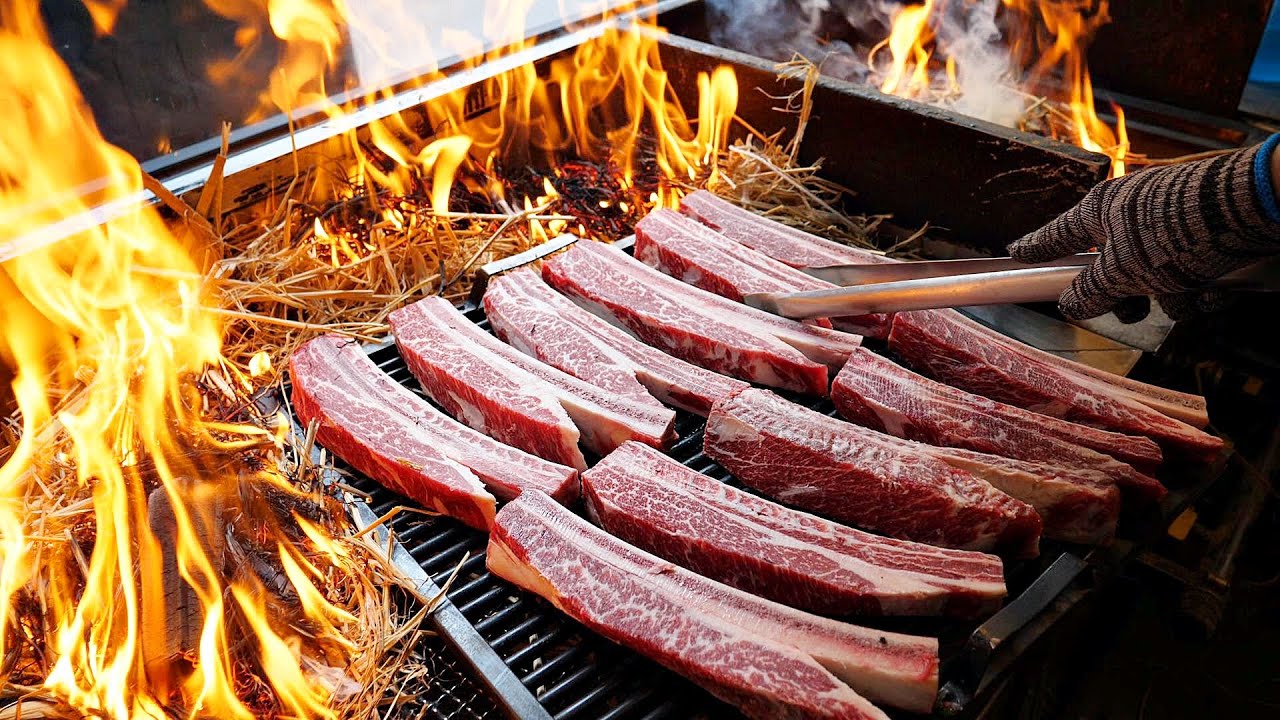 1000도 짚불 우대갈비로? 월매출 1억 5천 찍는! 역대급 갈비, 뼈삼겹살 / Amazing! Rice straw barbecue / korean street food