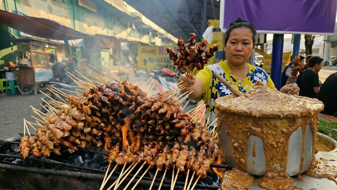 GILA! Baru Nyalain Arang Udah Diserbu! Pesona Sate Ayam Gerobakan Milik Wanita Pekerja Keras Ini
