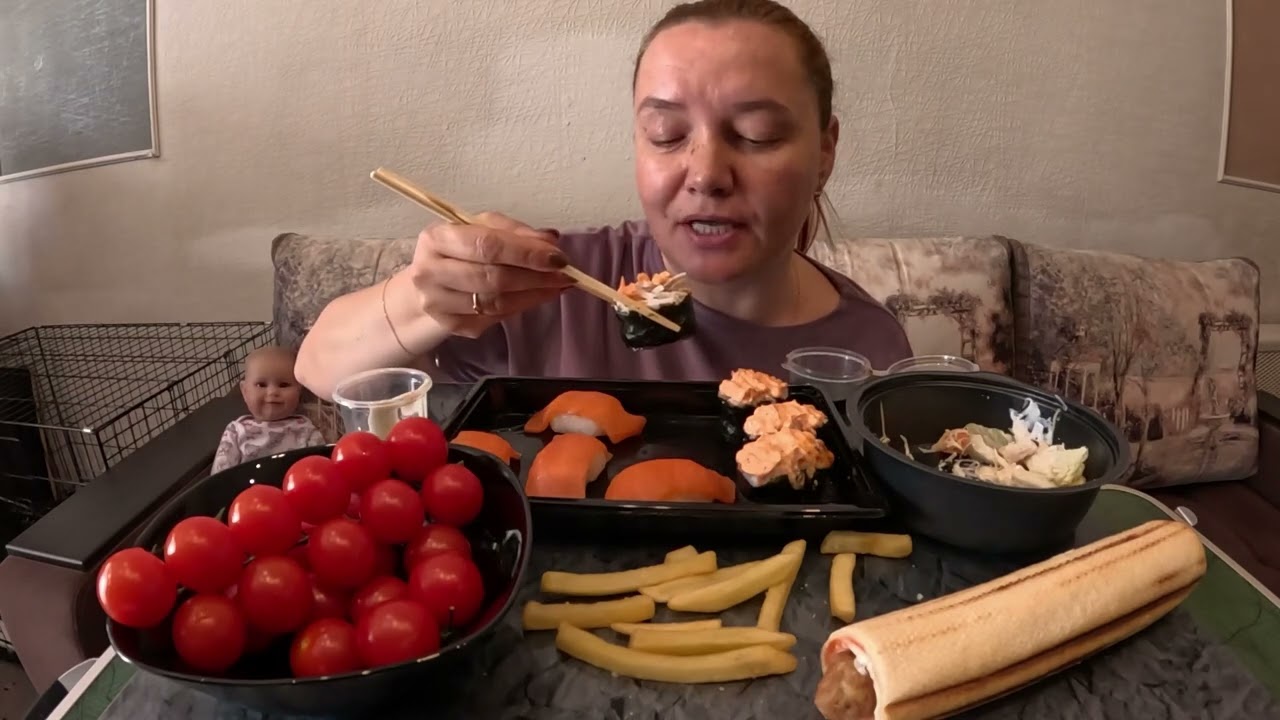 Суши, картошка фри, салат цезарь#mukbang #еда