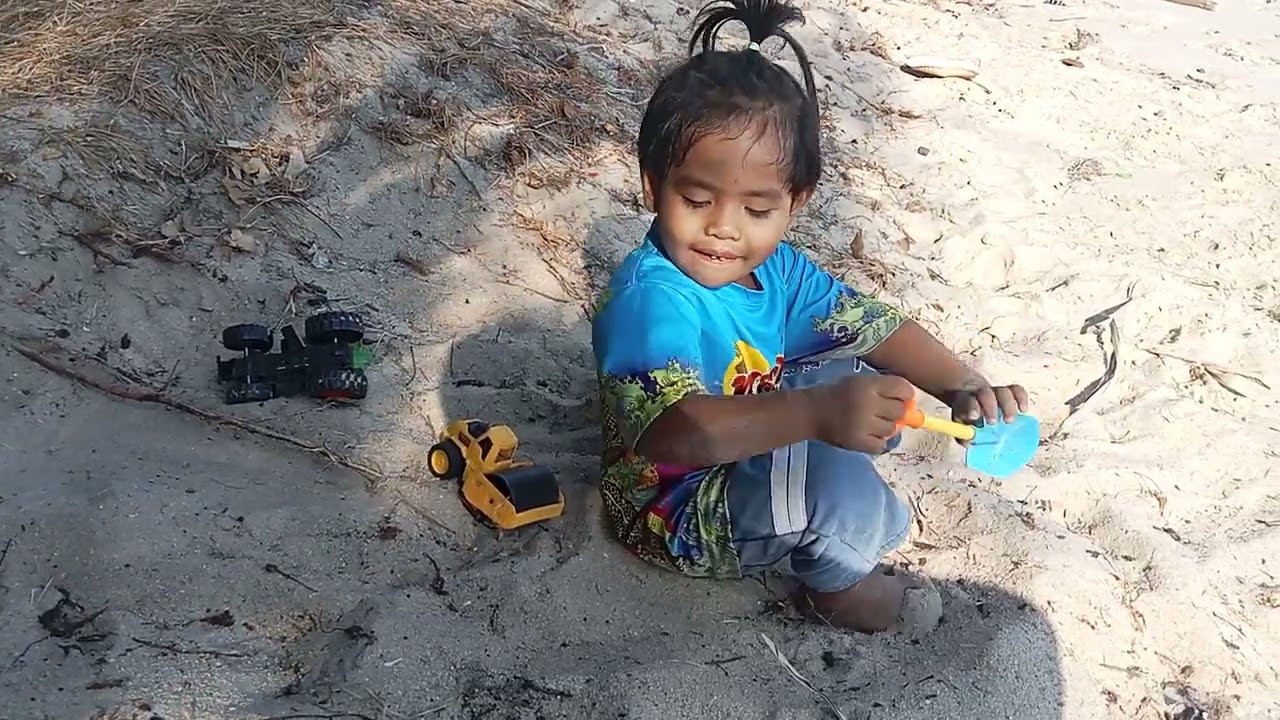 เล่นรถเล่นทราย 2 พี่น้องที้ทะเล