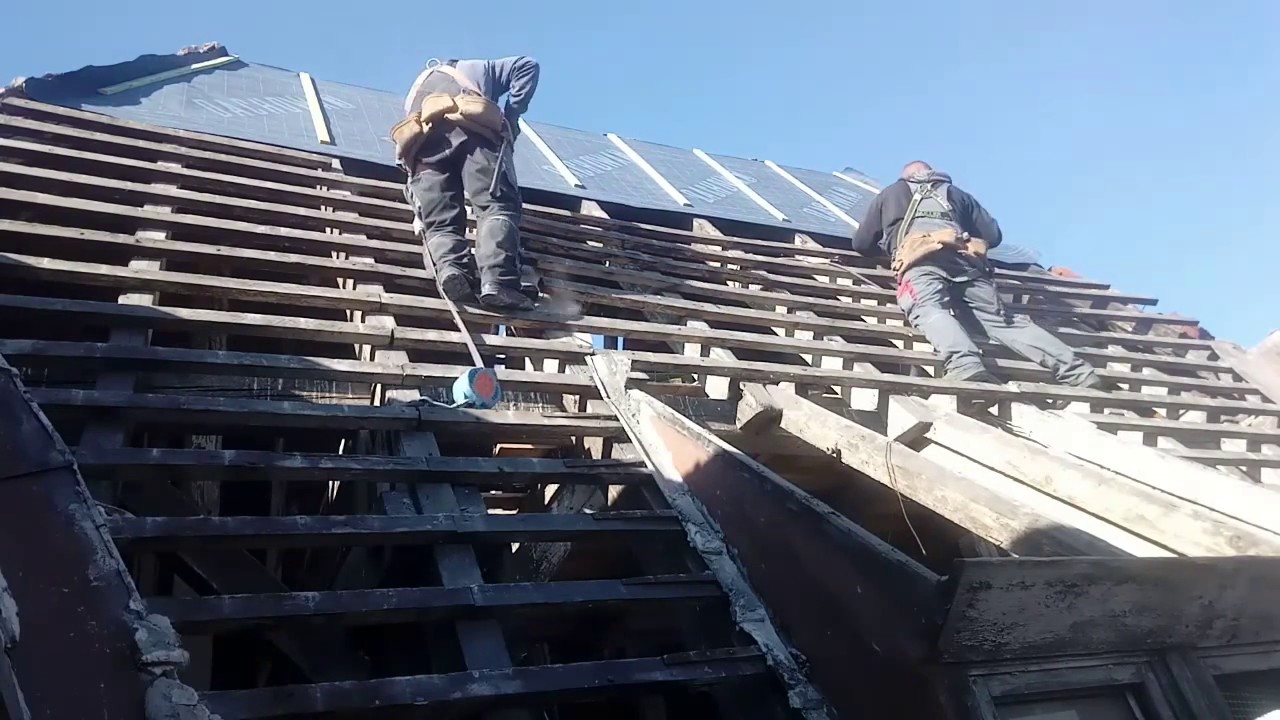 Zdejmowanie dachówki, łat. Zakładanie membrany dachowej.