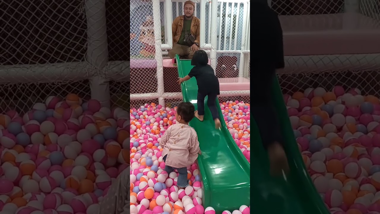 Nadhira Berenang Di Kolam Bola #shorts