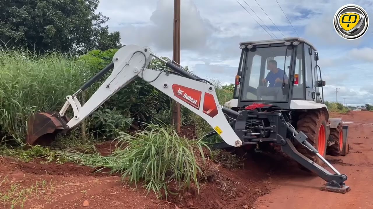 RETROESCAVADEIRA B760 BOBICAT NA LIMPEZA DE BEIRA DE ESTRADA/Backhoe/Retroexcavadora.
