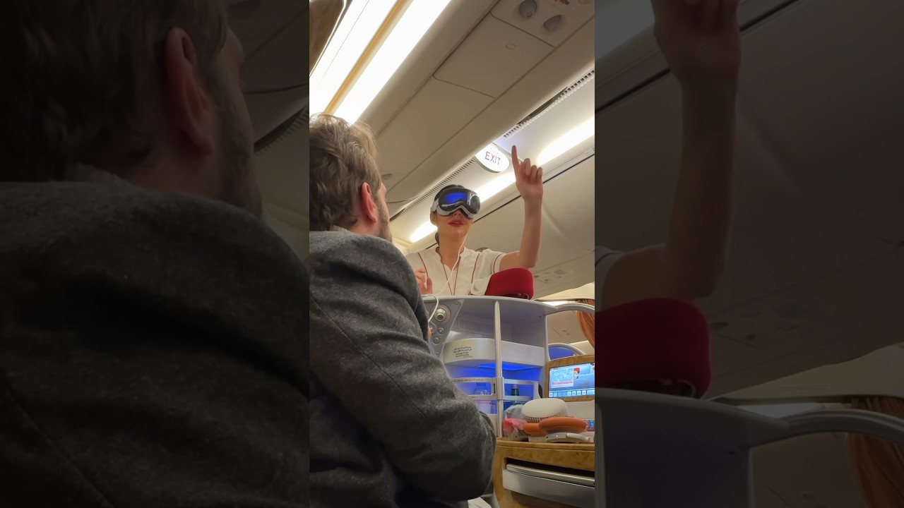 Hostess emirates prova il Apple vision pro