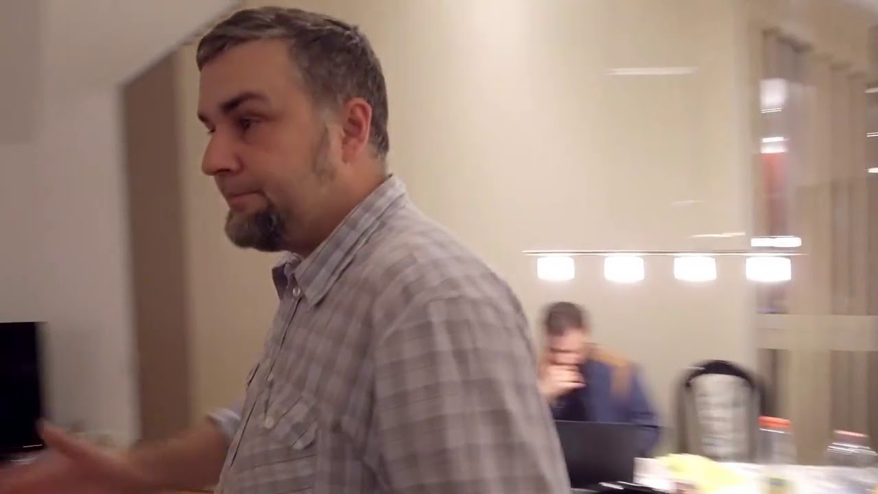 Az ember, aki k&uuml;zd a s&ouml;t&eacute;ts&eacute;g ellen