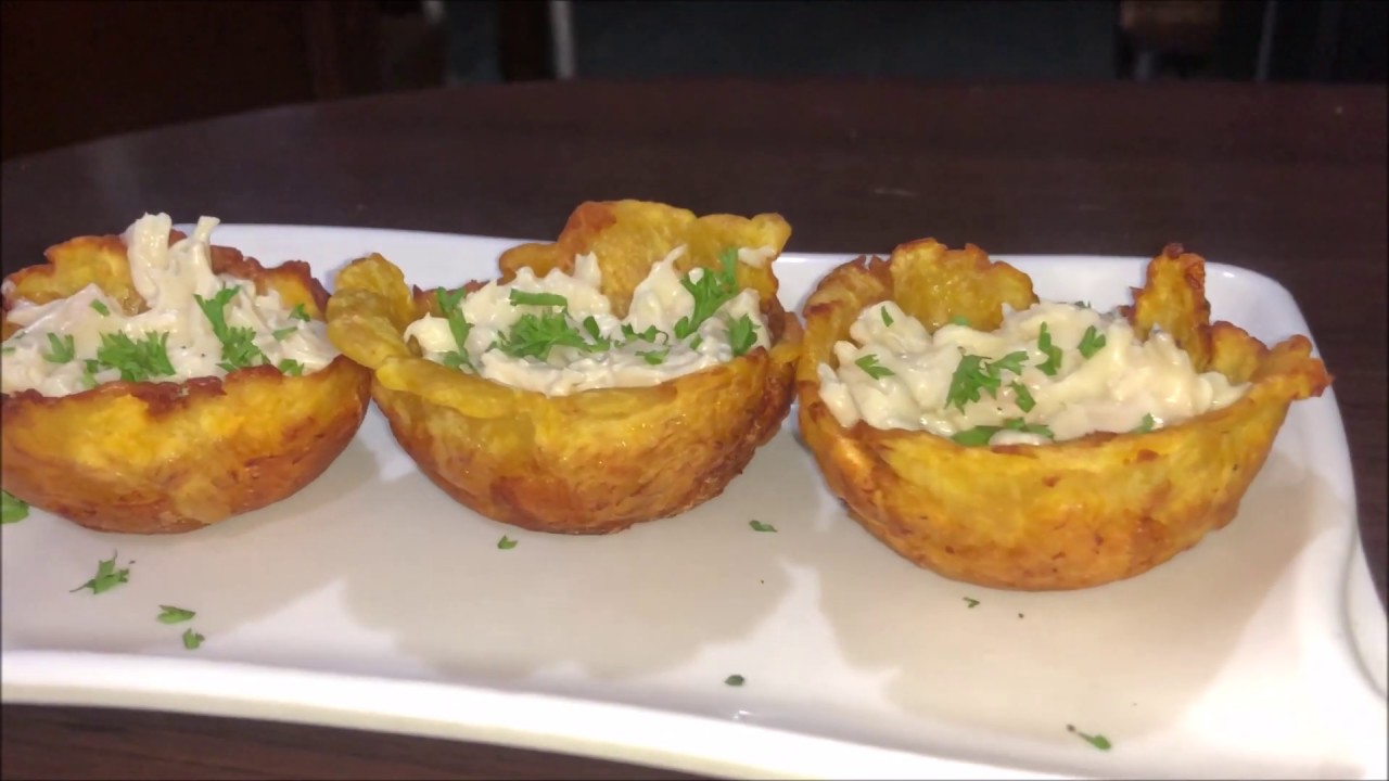 Canastas de plátano maduro rellenas de pollo en salsa bechamel