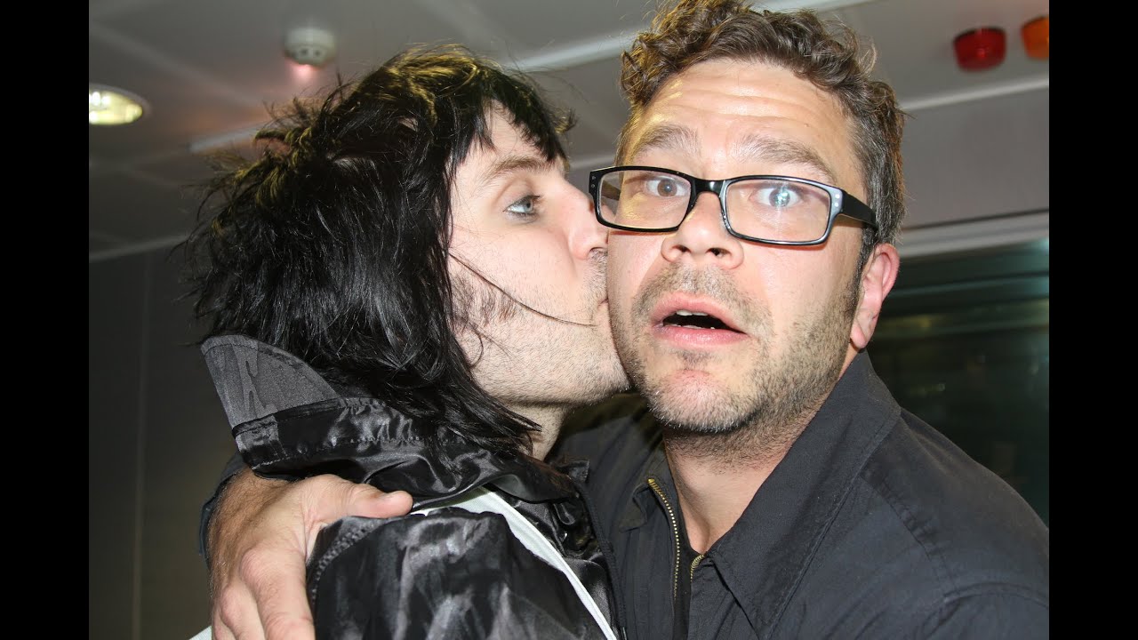 Noel Fielding's interview turns into spontaneous song
