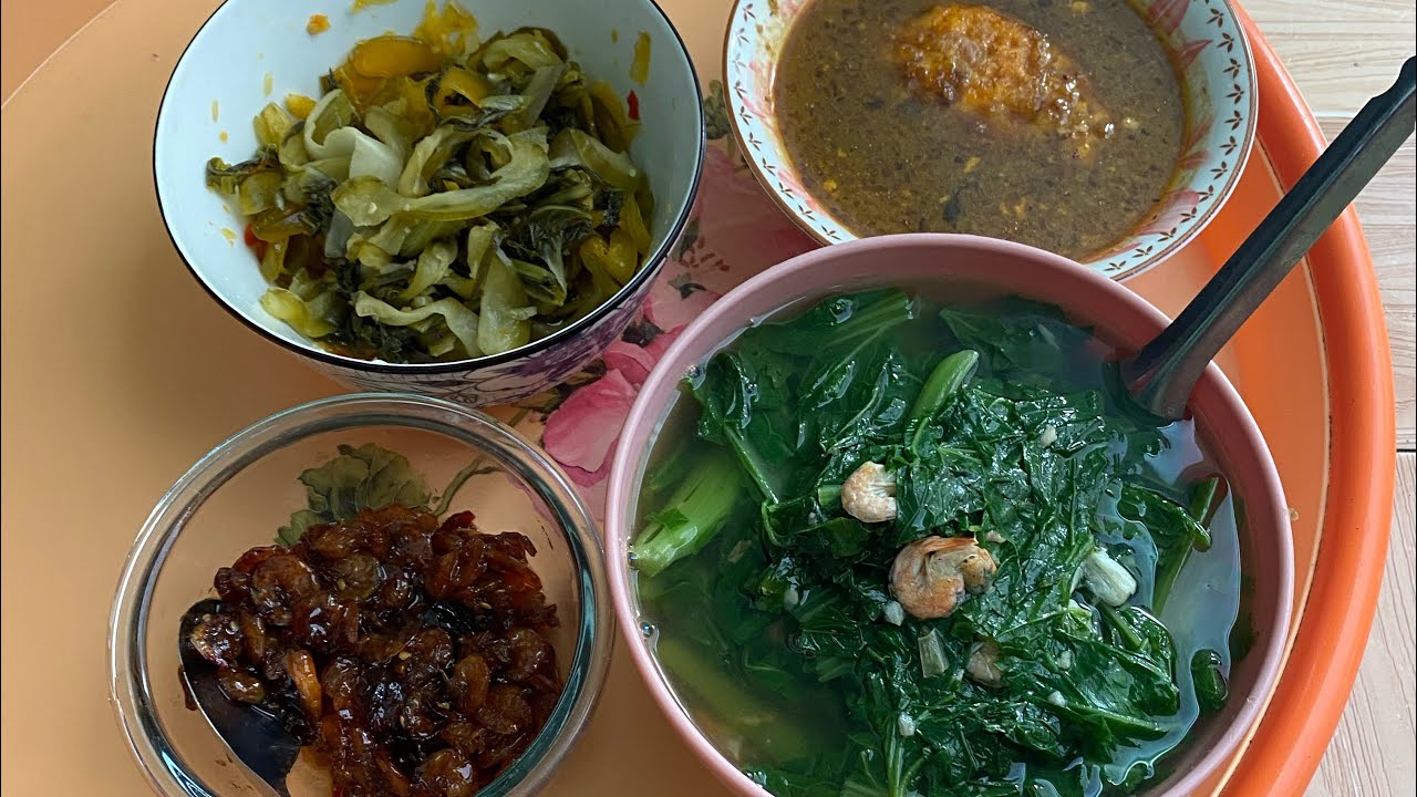 Một bữa cơm đơn giãn hôm nay của ba bà cháu tét rang và canh cải 