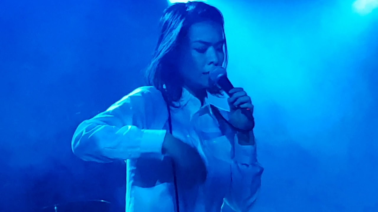 Mitski - Happy live performance (Amsterdam)