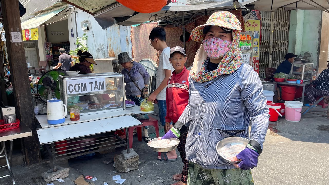 Ngã Tư Xóm Bóng Nha Trang | Gia Đình Đa Quốc Gia Hội Tụ Đổ Món Bánh Xèo Quê Hương