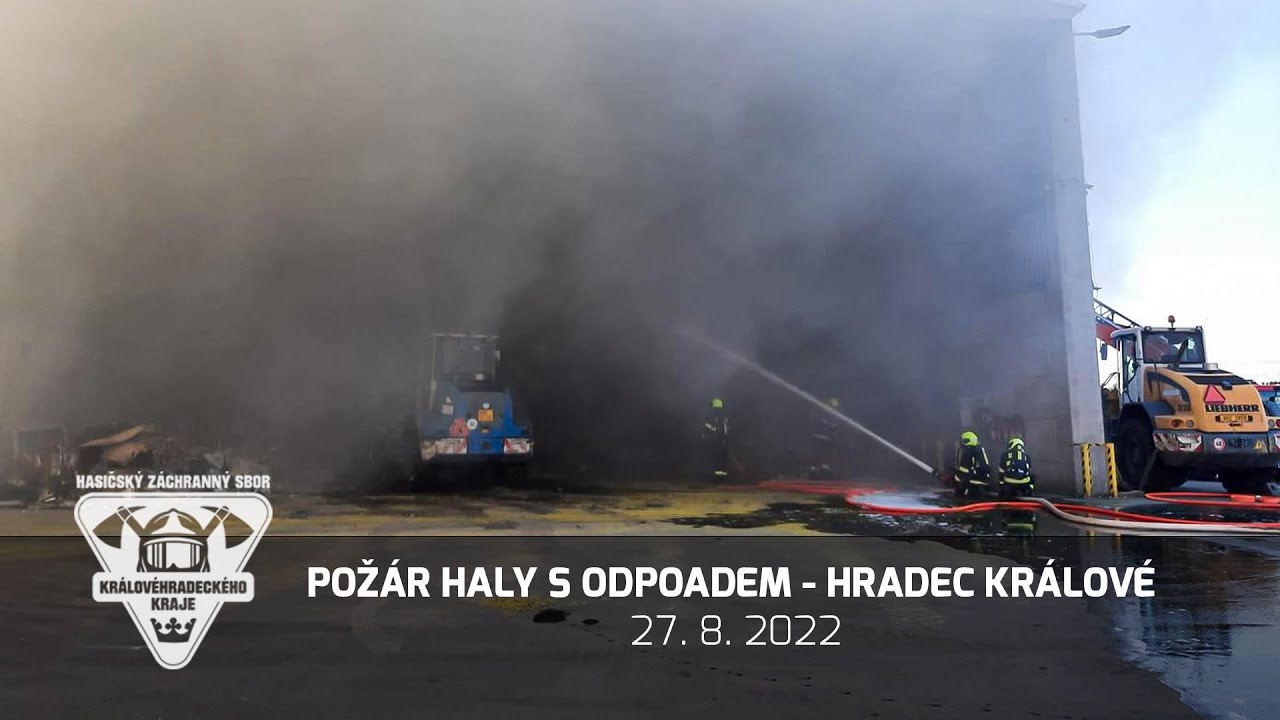 27. 8. 2022 - požár skladovací haly s odpadem - Hradec Králové