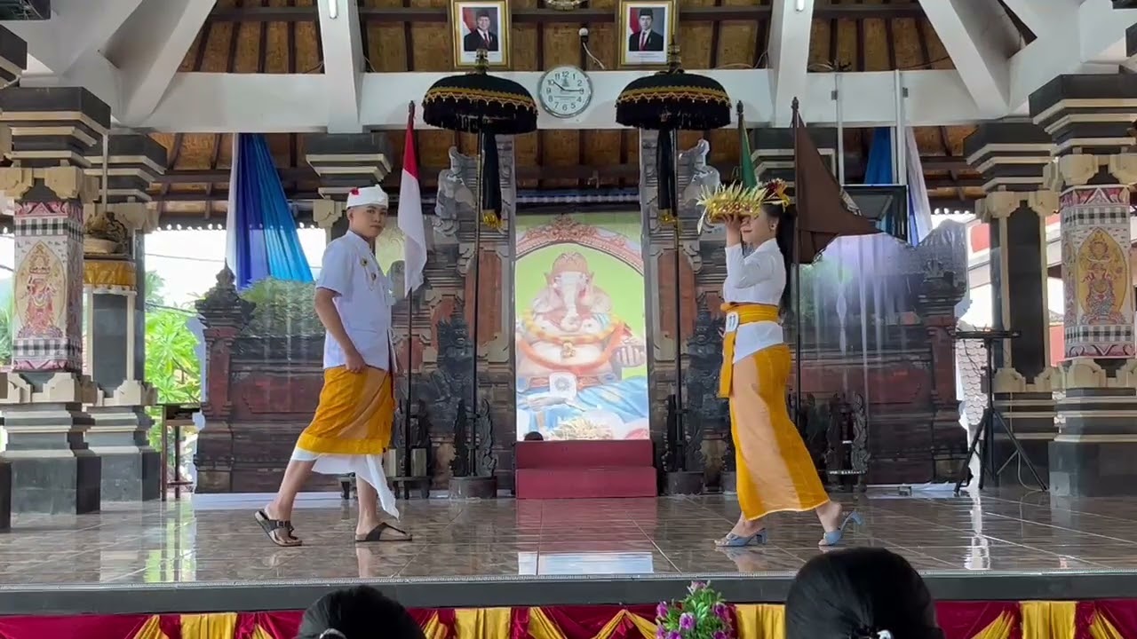 Lomba Busana Adat Ke Pura Serangakaian Hut SMAPSA Klungkung Ke-49