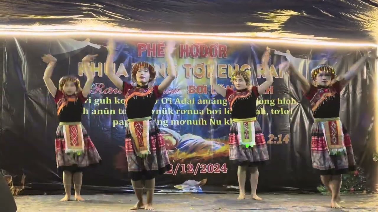 MUNG GIANG SINH TREN BAN ( xoang : plei kueng grai )