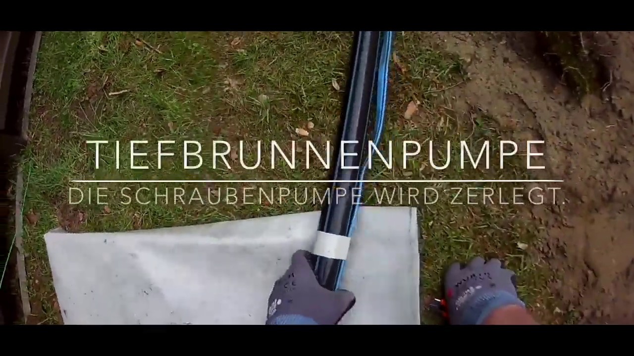 Eine Schraubenpumpe Tiefbrunnenpumpe wird zerlegt. Gartenbrunnen Unterwasserpumpe Bew&auml;sserung Garten