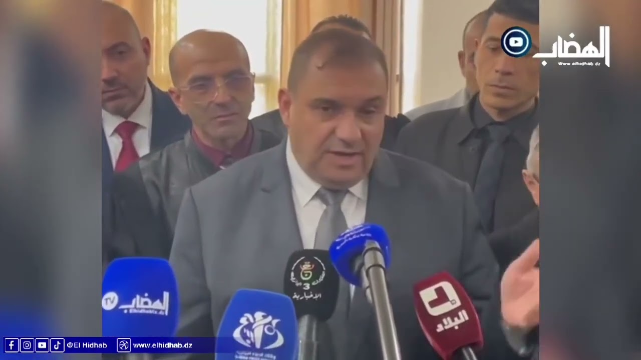 #شاهد .. وزير العدل يمازح موظفي المحكمة حول القانون الأساسي و رفع التحصيل ... 