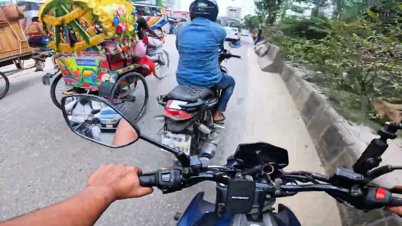 অটো রিকশা এর যন্ত্রণায় চলা মুশকিল