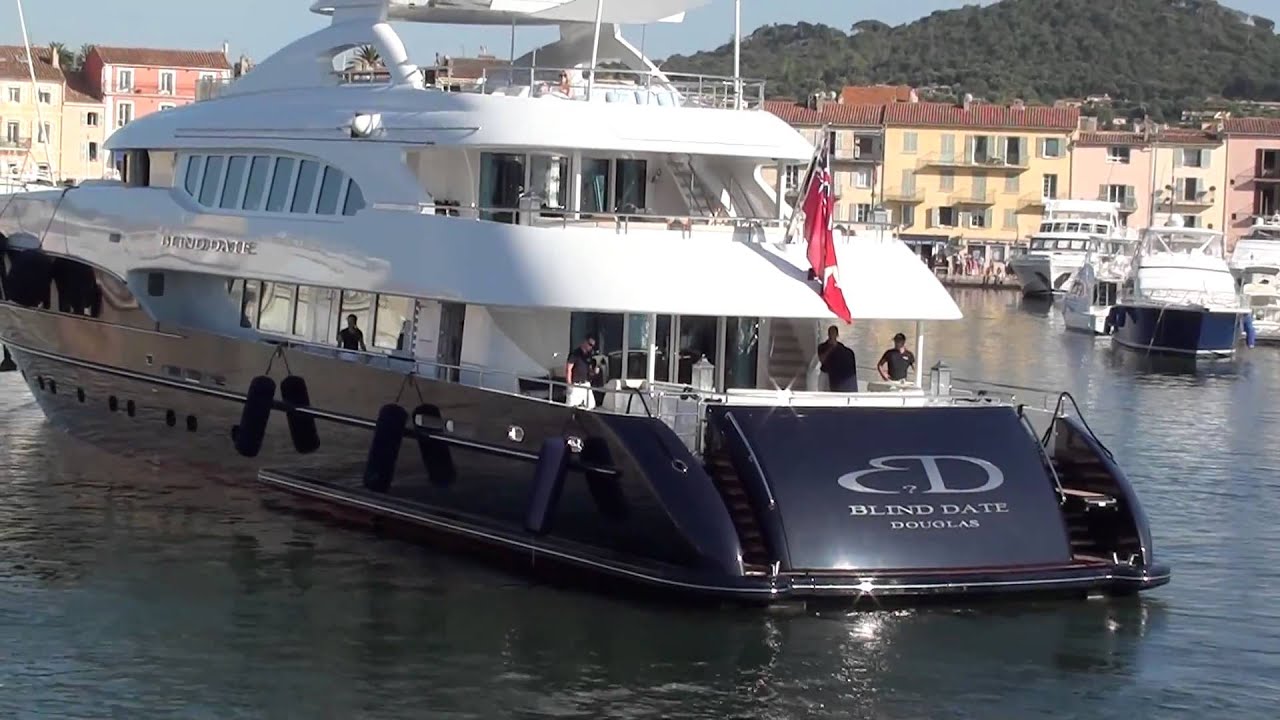 Impressionnant amarrage de Blind Date à Saint-Tropez