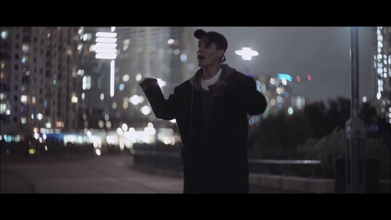 IU singing Dean's D (Half Moon) and its live version