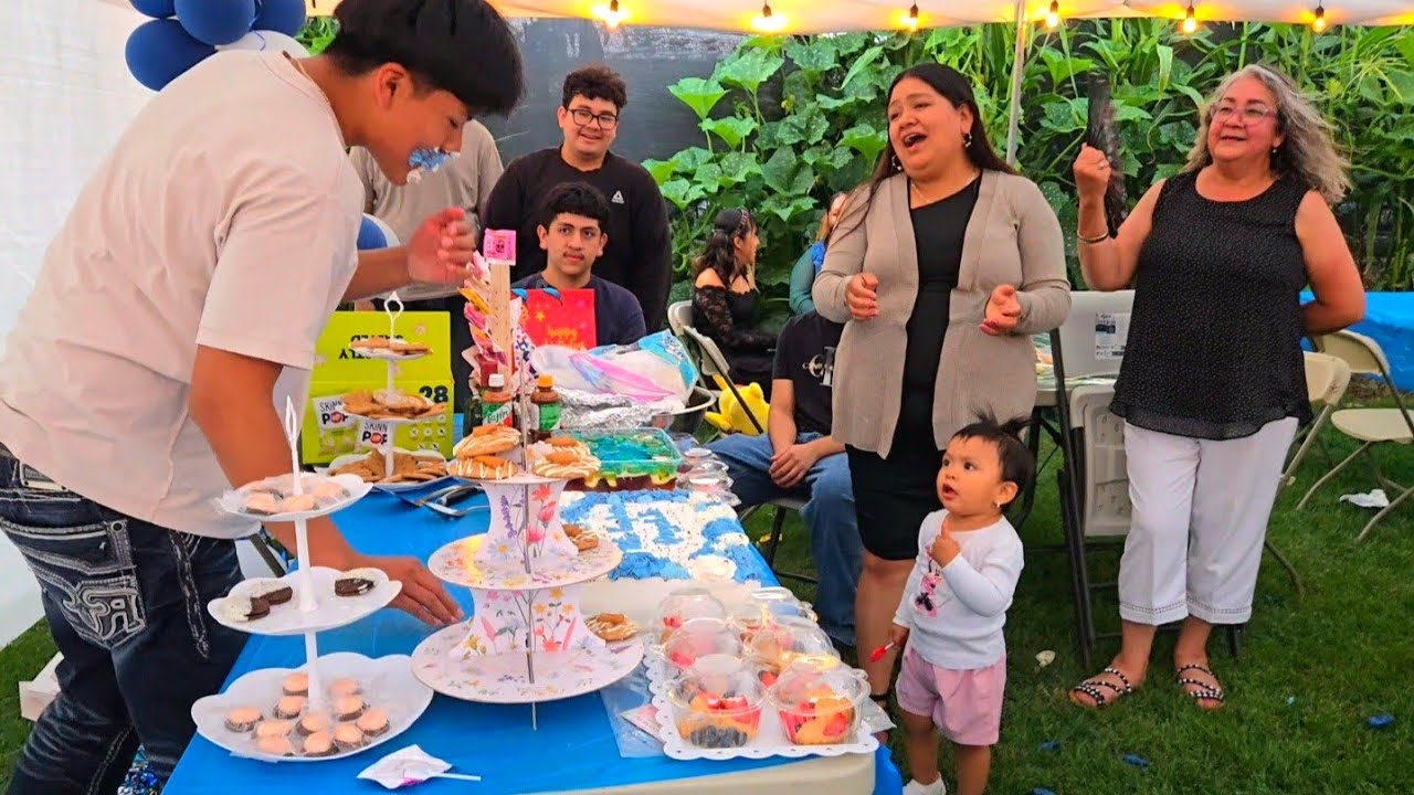 MORDIO SU PASTEL MI HIJO Y EN COMPAÑÍA DE TODOS NOSOTROS ESTA FELIZ HOY 
