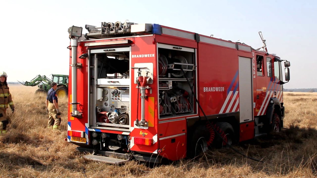 Brandweer blust eigen voertuig - brand Hoge Veluwe