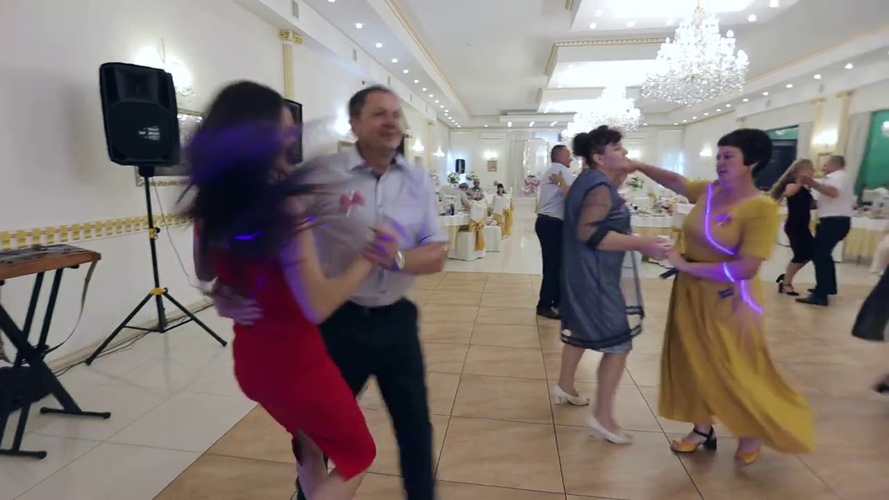 Відеозйомка на весілля, музиканти, українське весілля. В далині за селом, гурт Брати Ровенко Вдалені