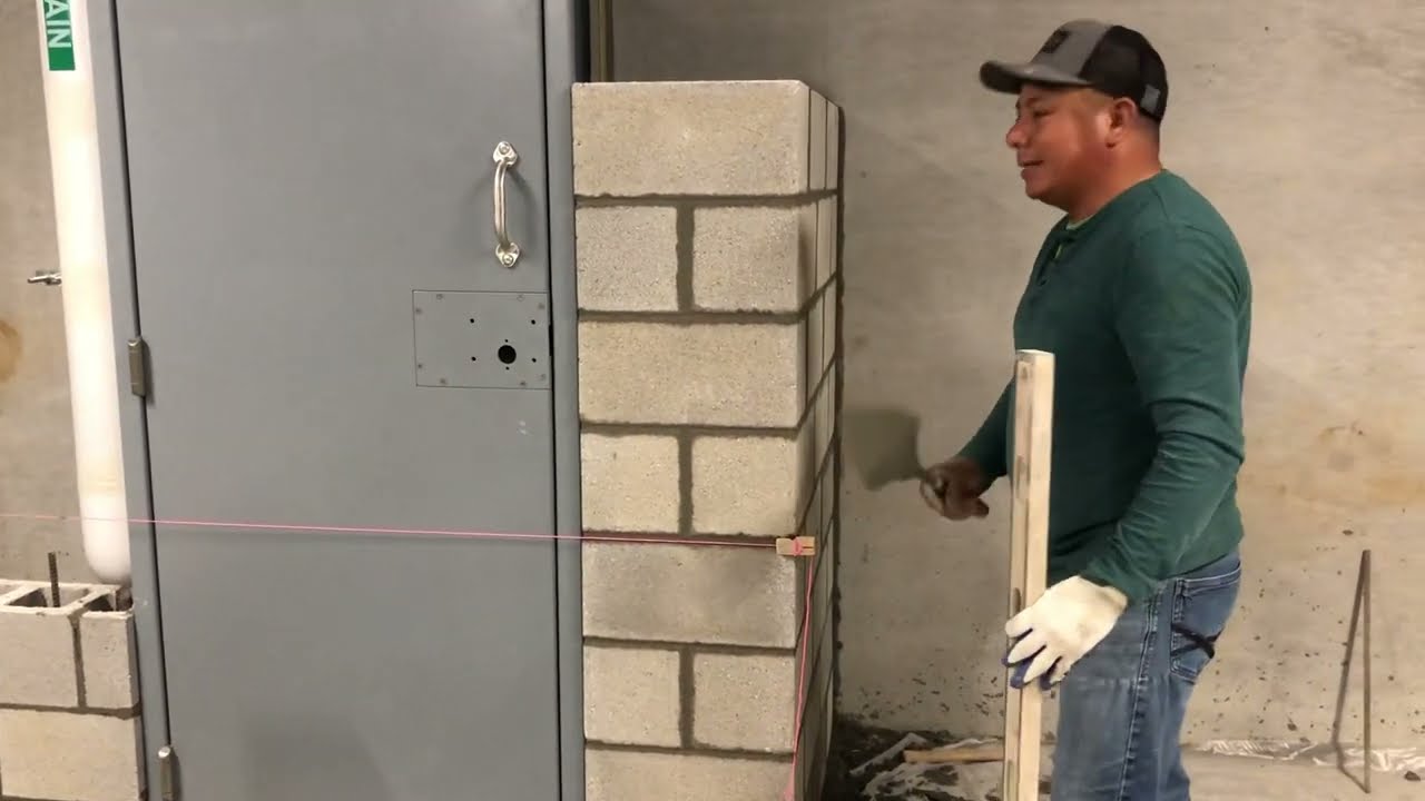 Как закрепить дверь в блочной стене