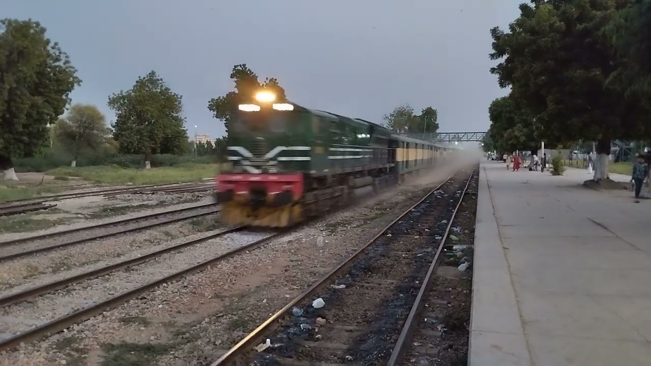 Fast Train PAKISTAN Express Through Pass Nawabshah Railway Station.maza agaya bhi