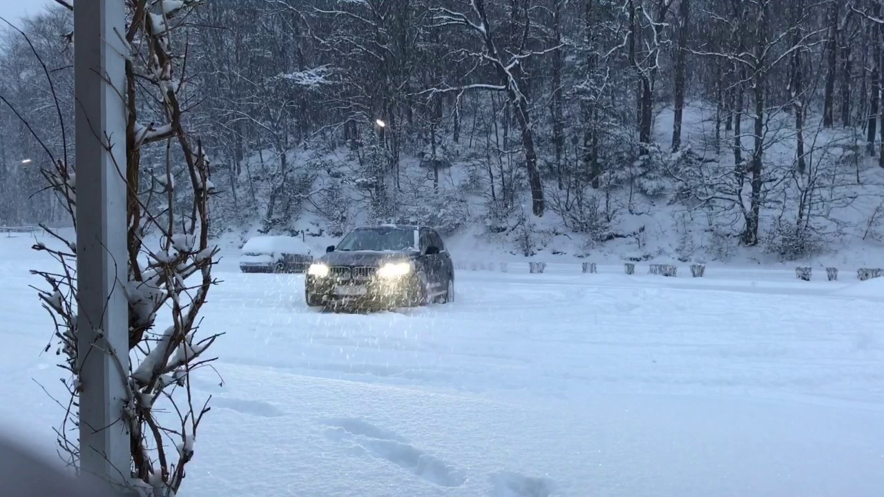 BMW X5 40e Hybrid in 40cm of Snow