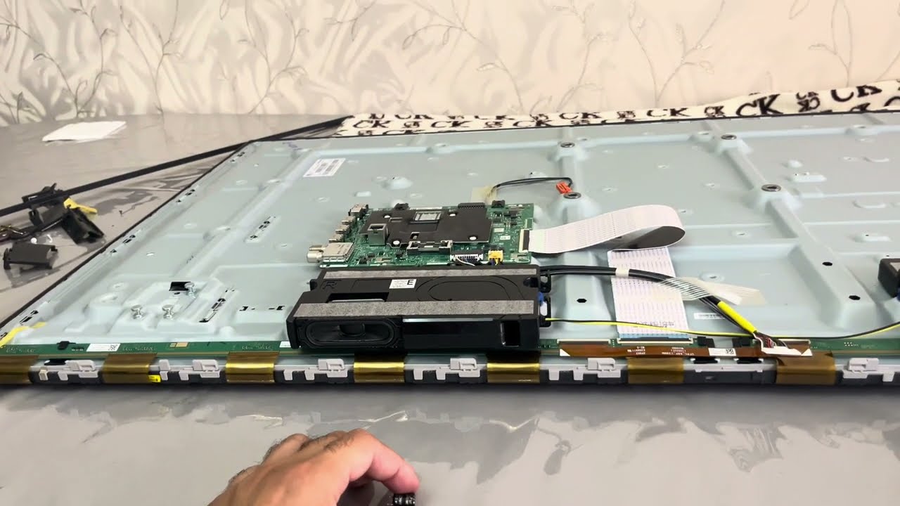 Моргает мерцает экран телевизора Samsung UE55AU7100U