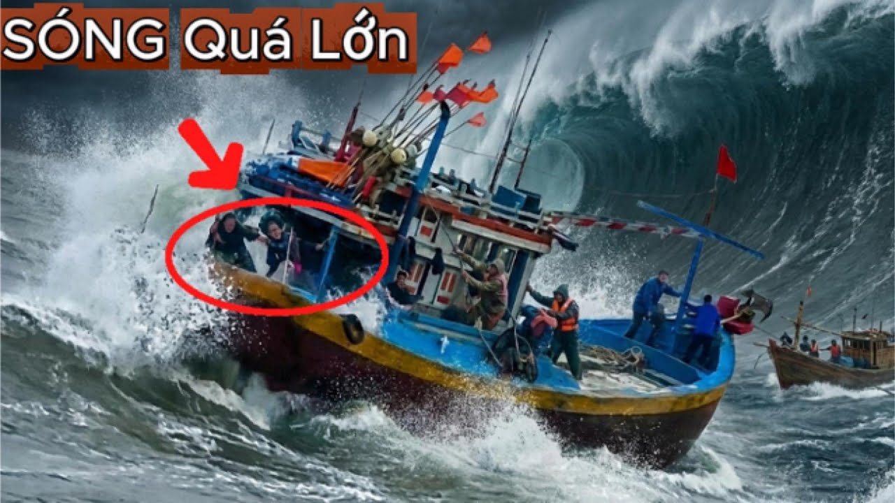 BIỂN ĐỘNG MẠNH Bất Ngờ Nổi Sóng Dữ Liên Tục Đánh Nghiêng Ngả Tàu Thuyền Ngư Dân Tại Biển Lagi