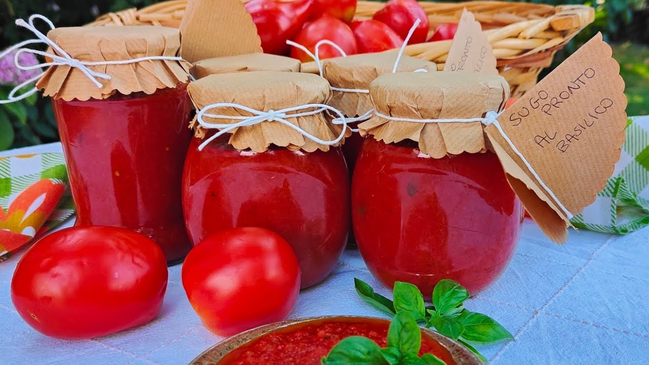 Sugo pronto fatto in casa da conservare in dispensa: ricetta della nonna facile e veloce per tutti