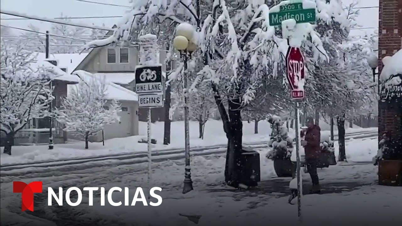 Una espesa nevada cae en Denver (donde muchos migrantes viven en la calle) | Noticias Telemundo