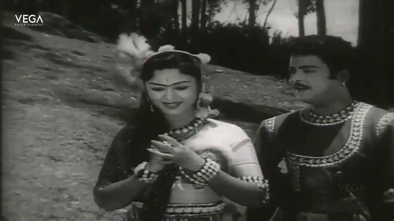 Ellorum Innaattu Mannar Tamil Movie || Gemini Ganeshan Saves Girls Life  || Romantic Scene