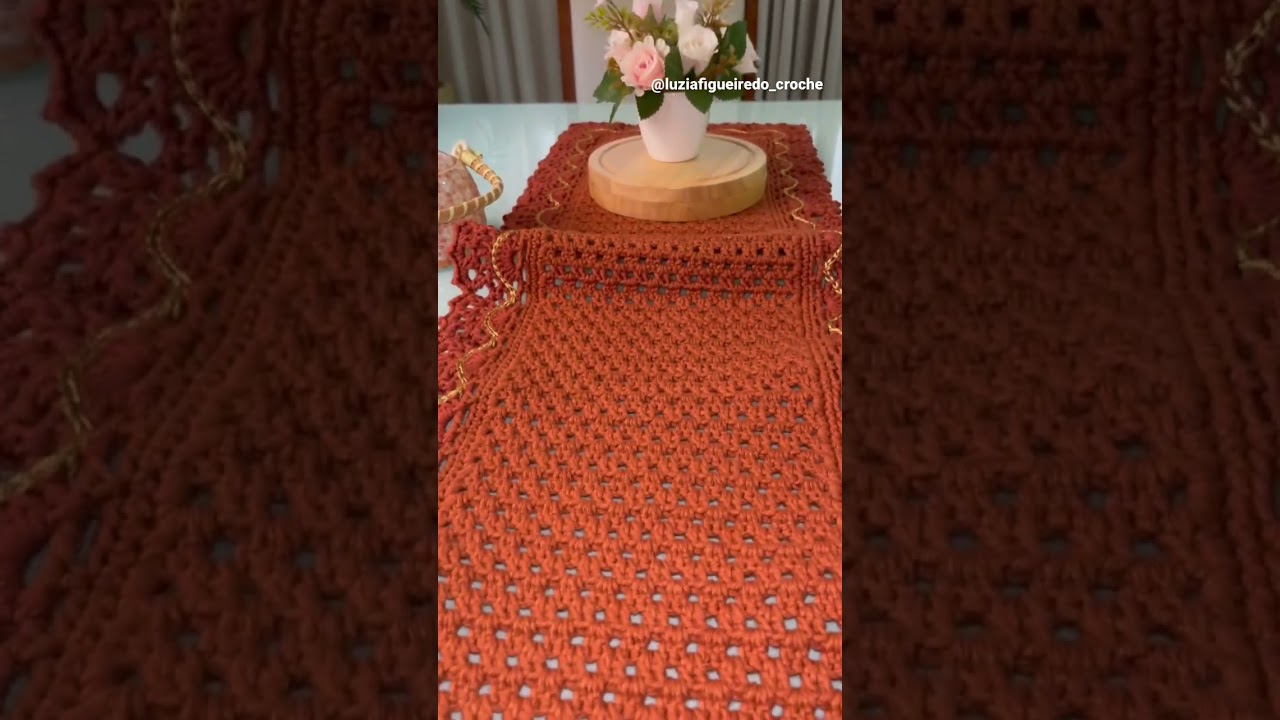 Trilho de mesa Floratta! Tamanho: 150cm x 35cm.  Cor: T&acirc;mara - fio barroco.
