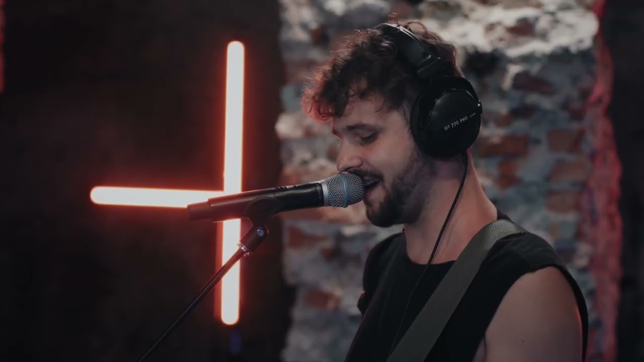 Vivid Hues - Heaven Has 2 Floors, live at Medeny Hamor (SK)