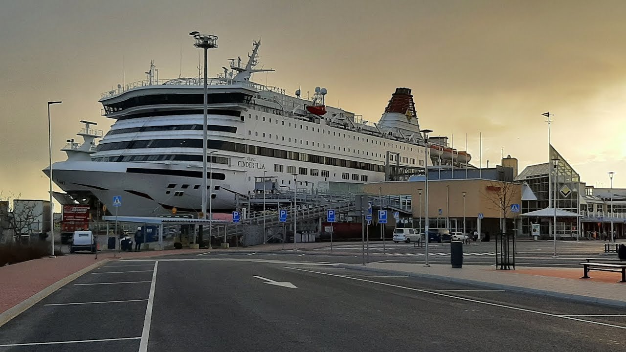 M/S Viking Cinderella leaving Turku