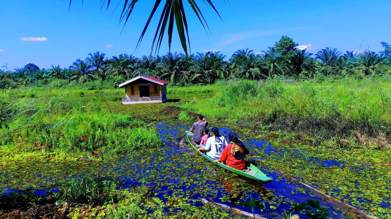 Camping  bersama anak istri dirumah terapung