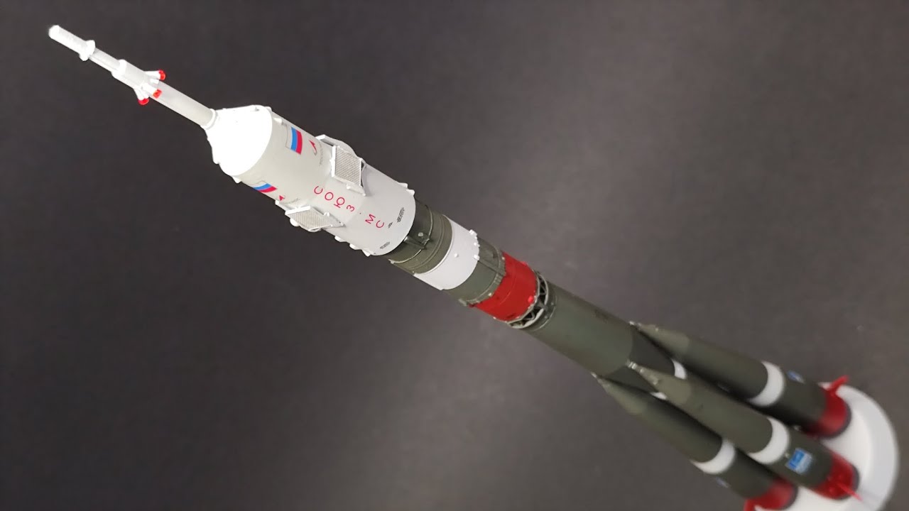 SOYUZ-2 LAUNCH VEHICLE 1/144 (ZVEZDA)