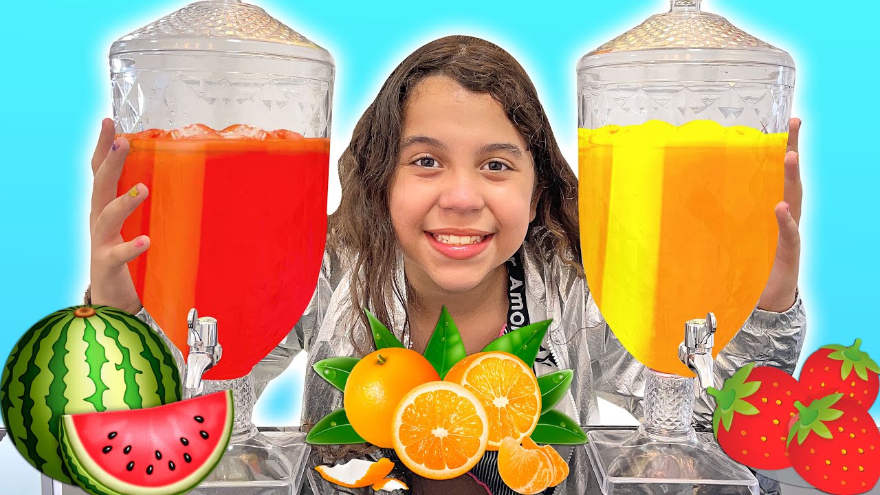 Sarah brinca de vendedora de sucos ! Pretend Play Toy Cafe with Friends