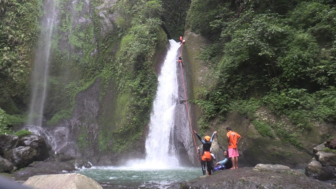 Air Terjun Berombak di Lombok Utara