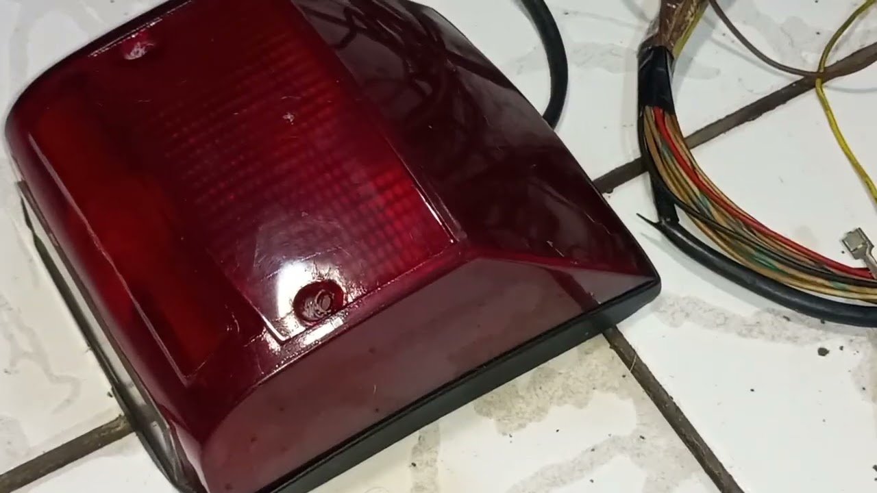 Video inscrito Valdir cabelo,  sobre luz do freio da vespa PX 200.