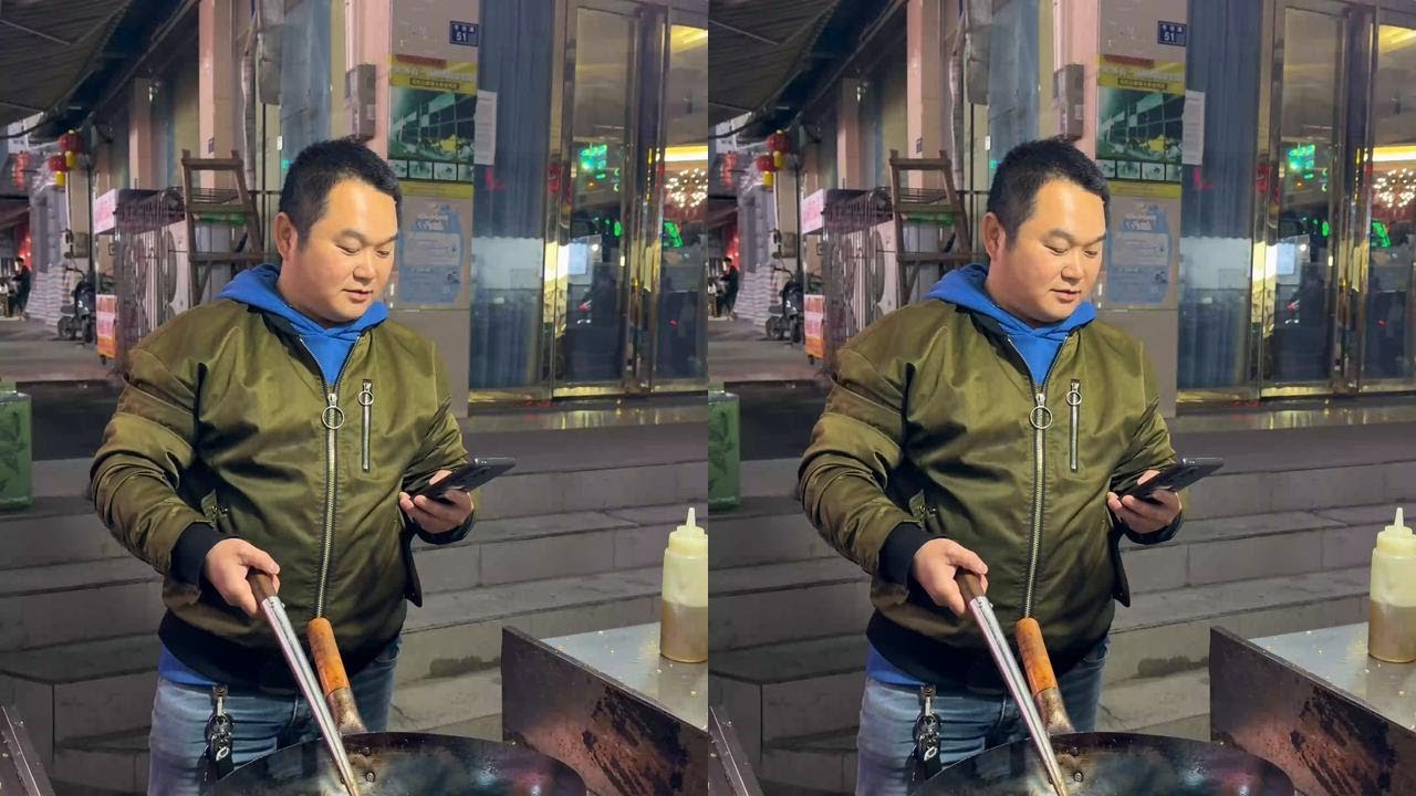 怎么感觉这老板在偷……#摆摊 #炒粉 #炒饭 #炒面#搞笑