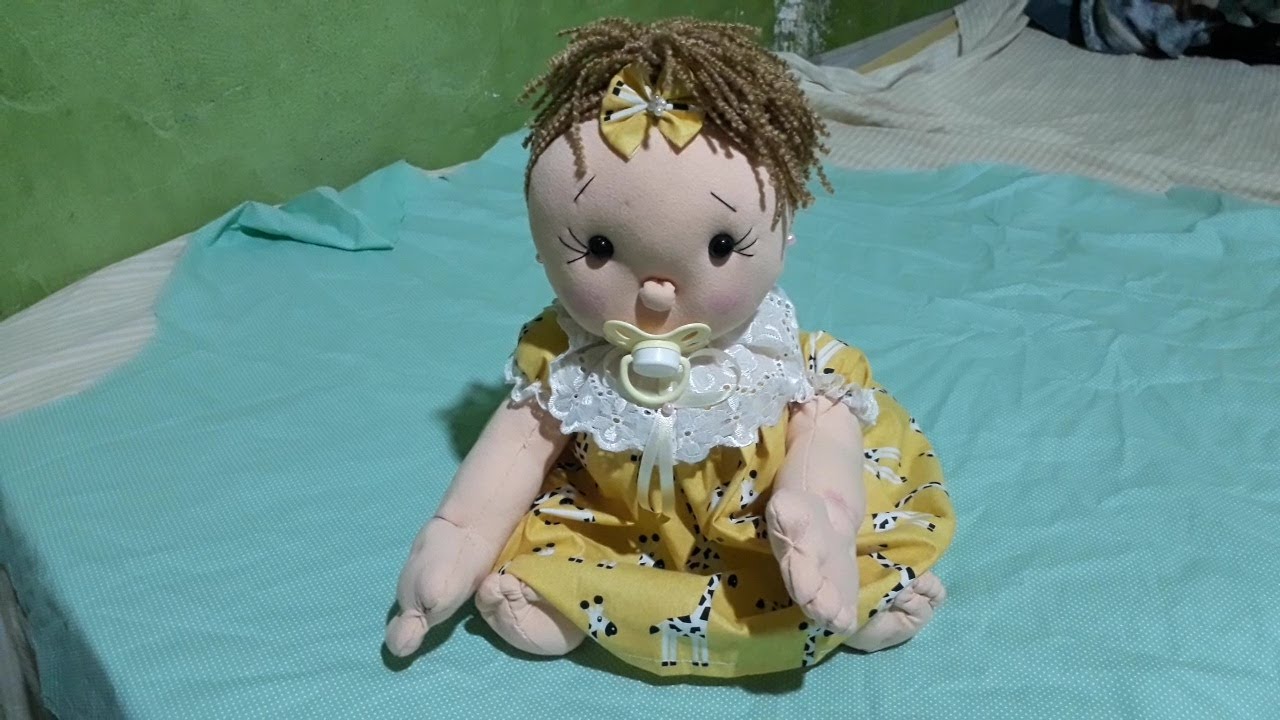 Boneca Feita de Pote de Creme de Cabelo Costurada a Mão