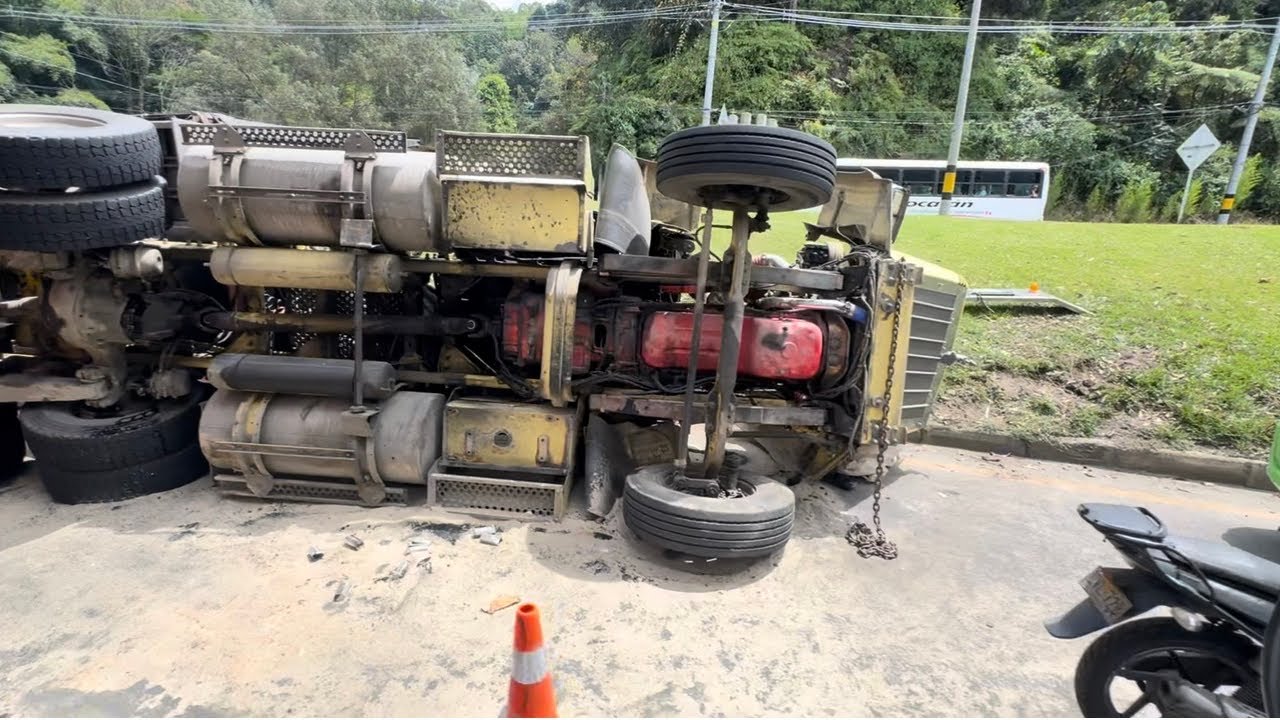 Ruta Medellín - Buenaventura 🚛 / Volcamiento de mula en Caldas ⛔️ / Bajando por la Sinifana 🌲