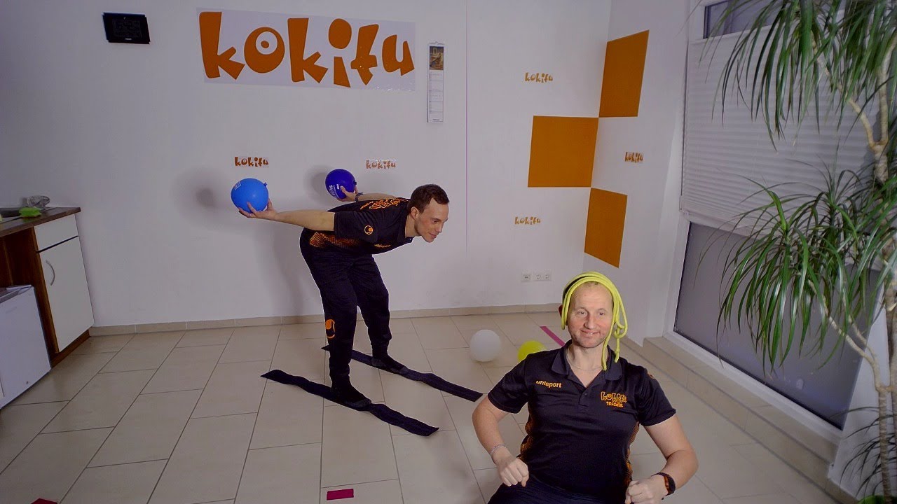 Kindersport mit Luftballons/Klebestreifen/Teppichstreifen (Julian & Daniel)