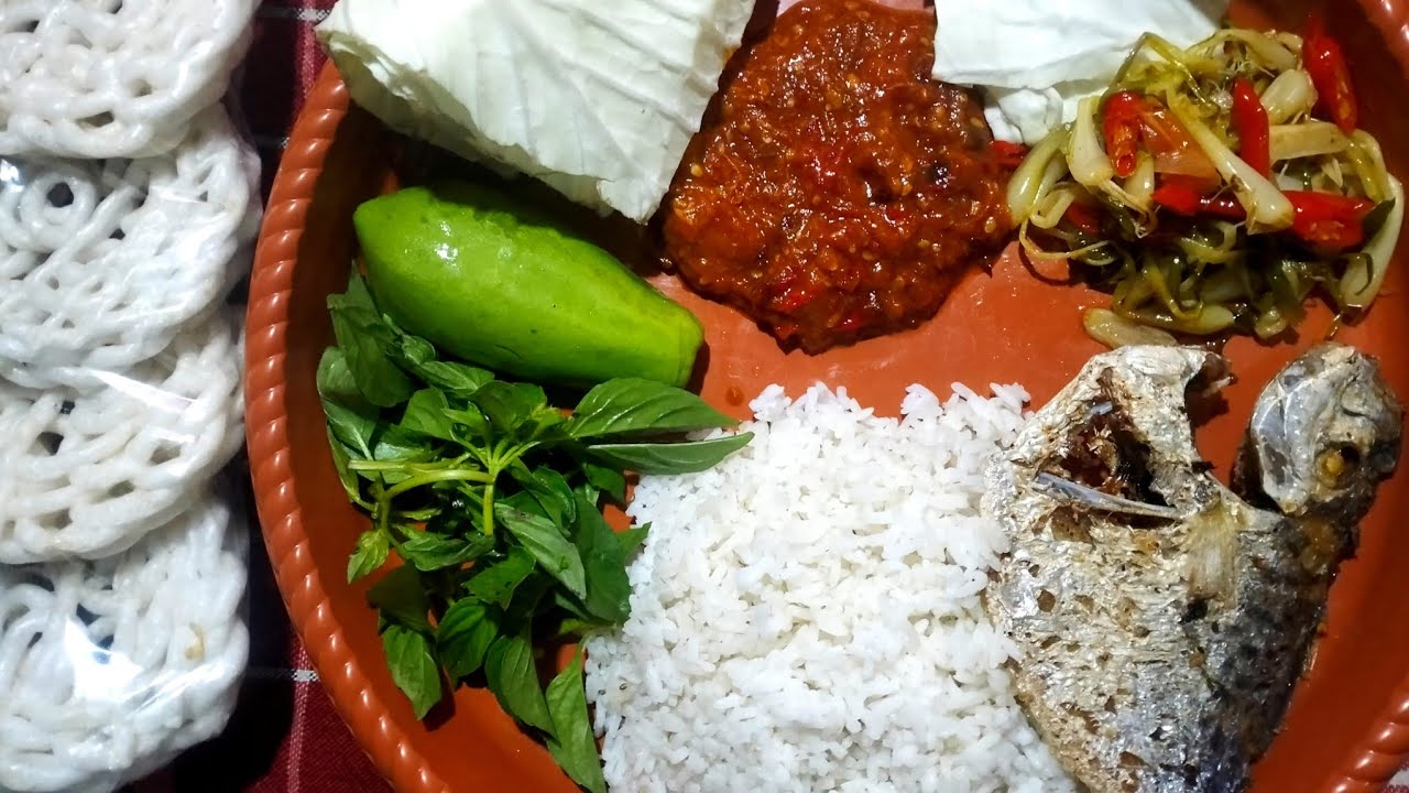 MENU SEADANYA INI YANG BIKIN BOROS NASI, LALAPAN PEPAYA MENTAH, KOL, DAUN KEMANGI, MANTAP PISAN.