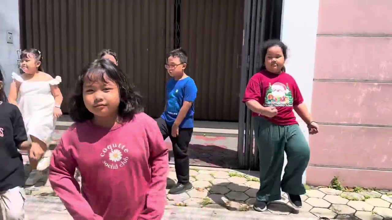 Behind the scene santa tell me