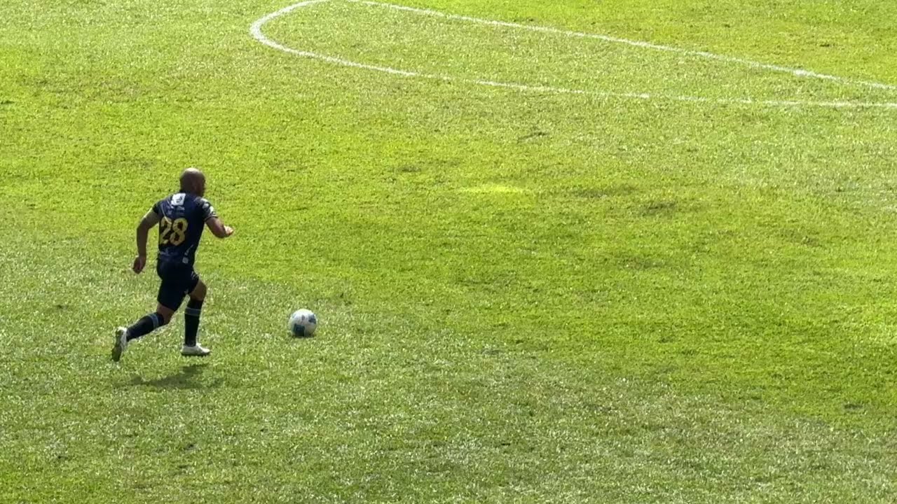 Gol de Janderson Pereira, del Cobán Imperial, en contra de Aurora 