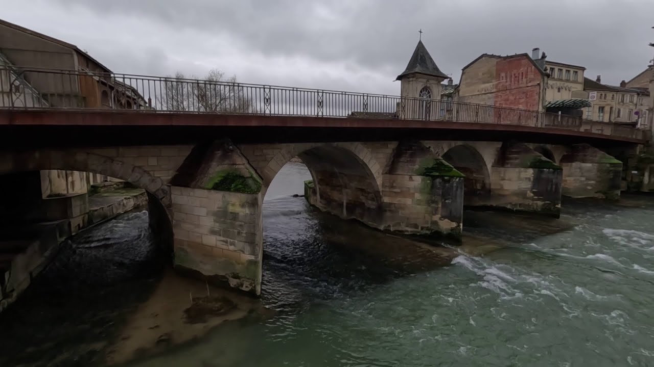 Promenade à Bar-le-Duc entre l'Ornain et la Ville Haute.